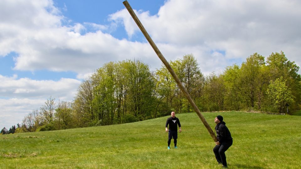 Trénink v hodu kládou. Tak trénuje trojnásobný mistr světa ve skotských hrách Vladislav Tuláček pod Klíčem