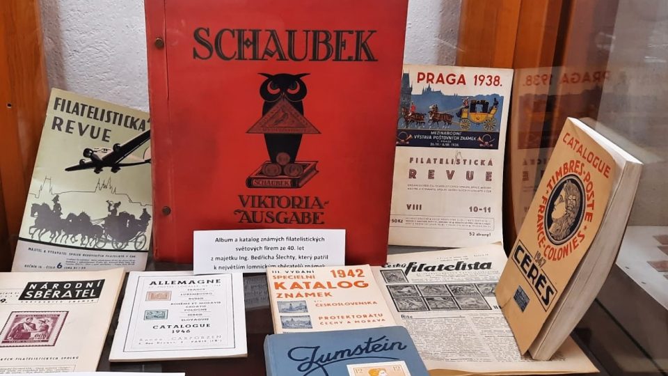 Na výstavě Letem světem s poštovními známkami jsou vidět i dva katalogy ze sbírky největšího lomnického sběratele Bedřicha Šlechty