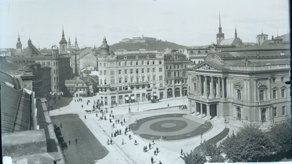 Mahenovo divadlo na Malinovského náměstí bylo postaveno v letech 1881–1882 podle projektu firmy Fellner a Hellmer a vybaveno jako první v Evropě osvětlením Edisonovými elektrickými žárovkami