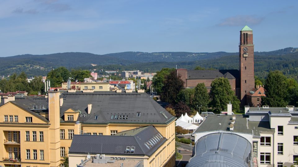 Výhled na Horní náměstí z věže radnice v Jablonci nad Nisou