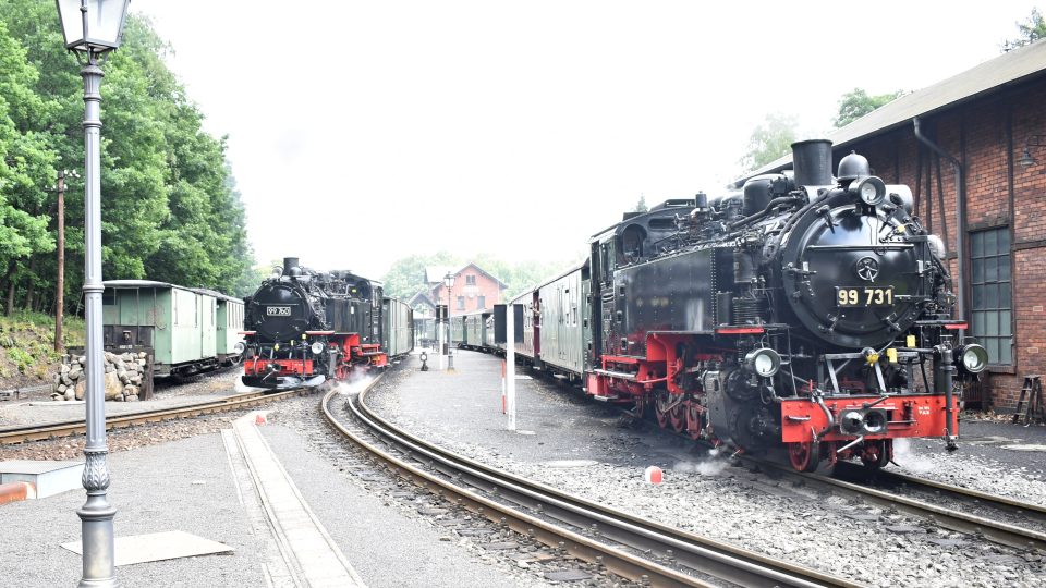 Světový unikát na nádraží v Bertsdorfu. Výjezd dvou parních lokomotiv