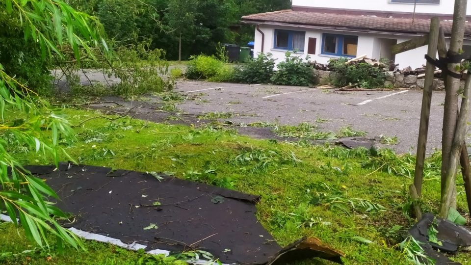 V Jablonci and Nisou poničila bouře 6 střech v lokalitě Petřín