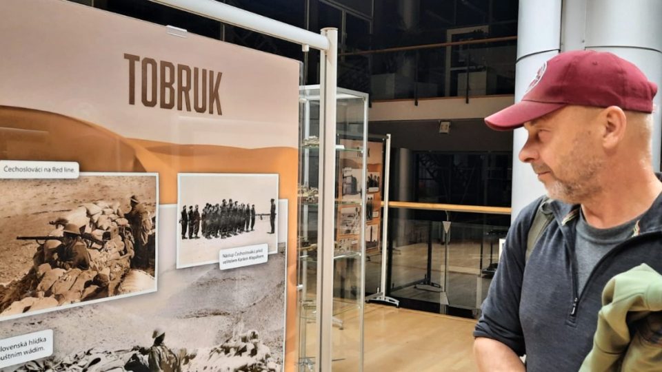 Režisér filmu Tobruk Václav Marhoul při prohlídce výstavy v liberecké knihovně, která se věnuje působení československých jednotek u Tobruku