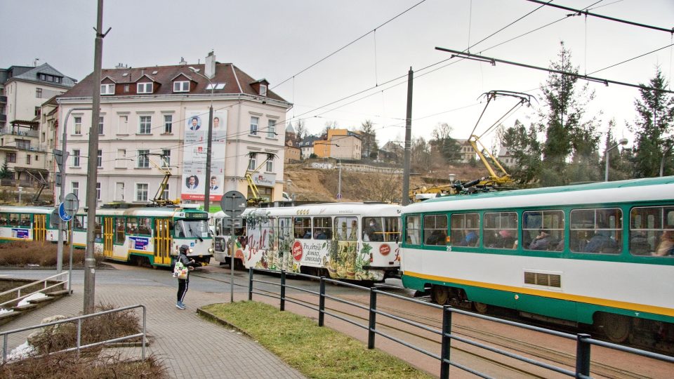 V ulici Na Bídě se tramvaje často míjejí