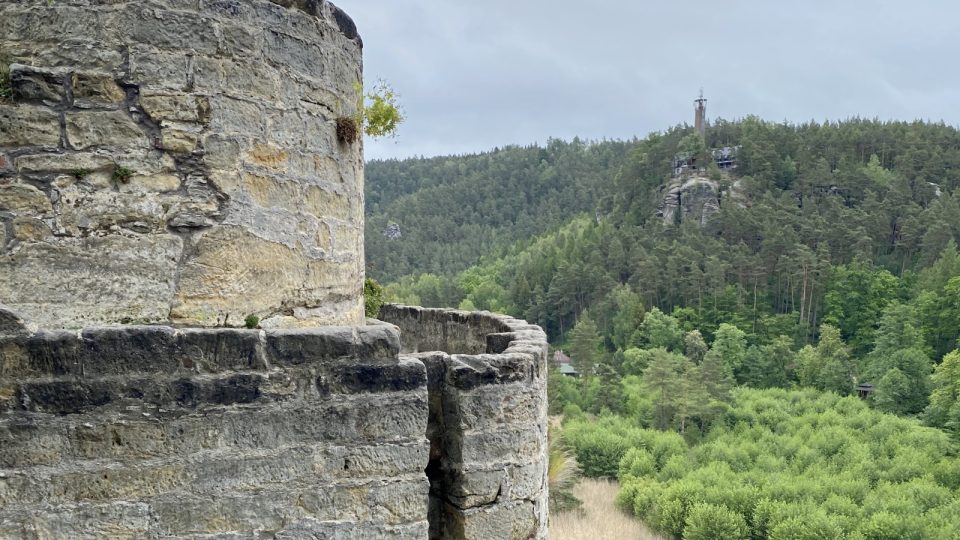 Pohled z hradu Sloup na rozhlednu na protilehlém kopci