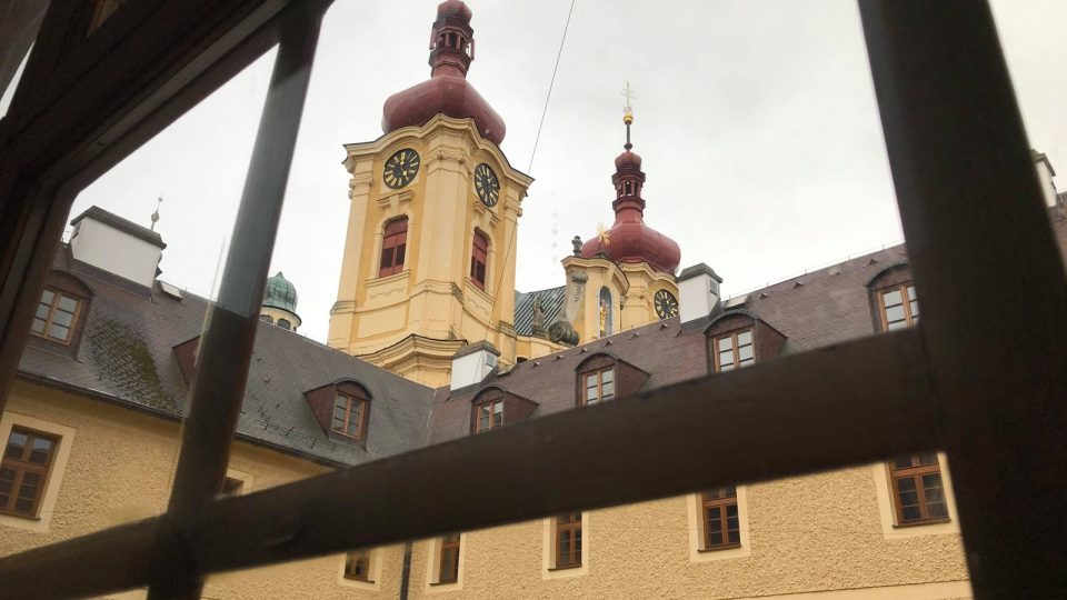 Pohled na klášterní věže z okna výstavy