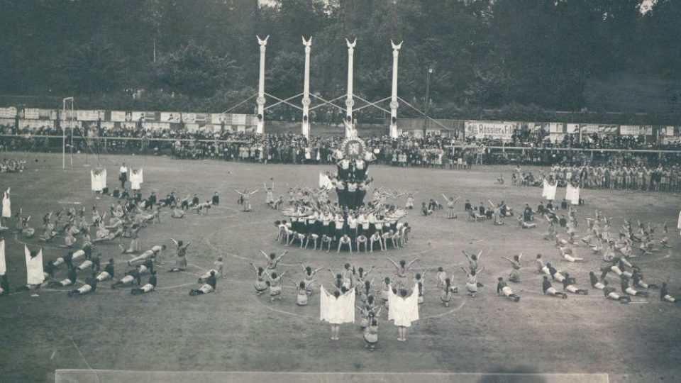 Cvičenci na stadionu při Župním sletu v Pardubicích dne 23. 6. až 1. 7. 1923