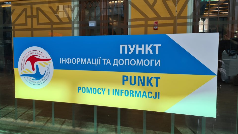 Informační cedule pro ukrajinské uprchlíky na nádraží v polské Wroclawi