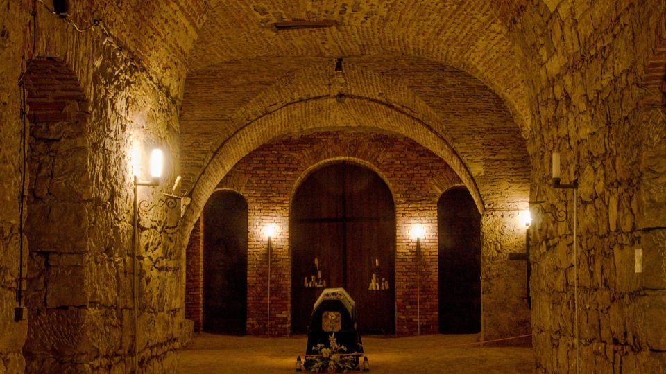 Podzemí baziliky je rozlehlé, základy jsou v hloubce 30 metrů