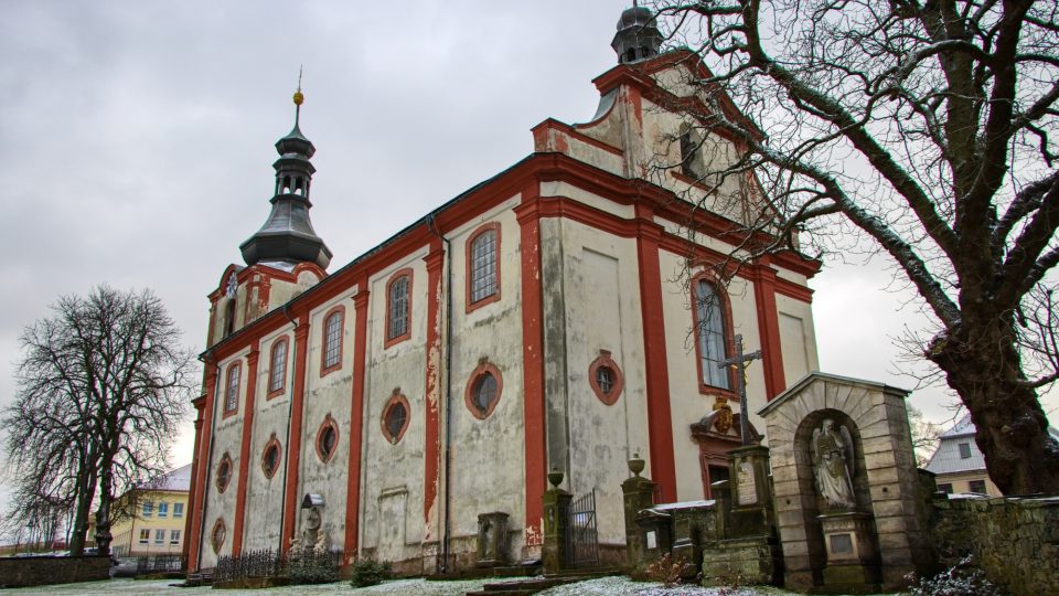 Kostel svatého Jana Křtitele v Kamenickém Šenově, u kterého leží starý hřbitov