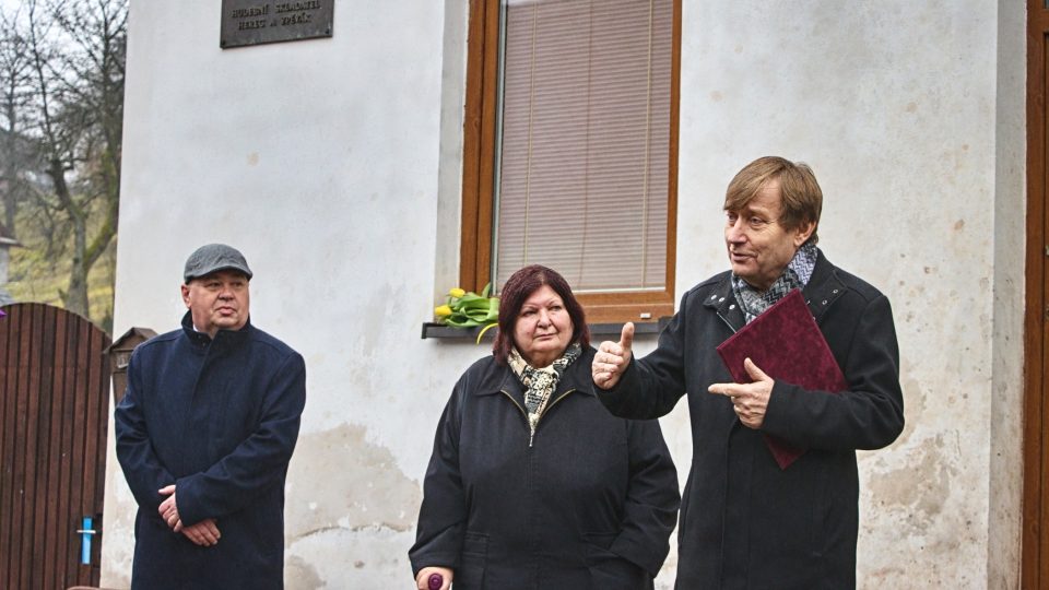 Místostarosta Studence Martin Mühlbach (vlevo) a emeritní ředitel jilemnického muzea Jan Luštinec zavzpomínali na slavného rodáka