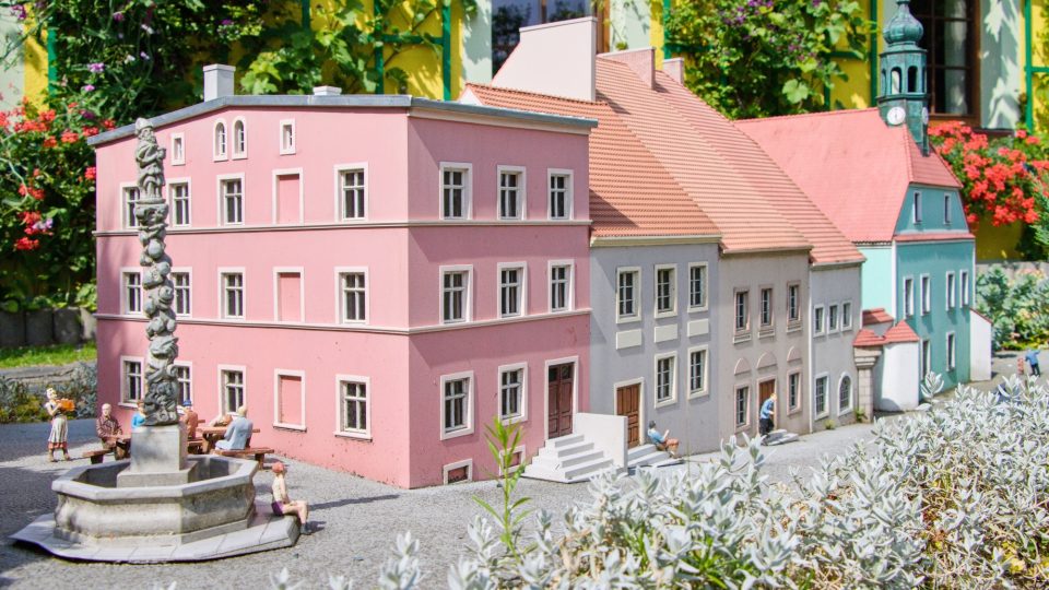 Údržba modelů v Parku miniatur v Kowarech je nutná, nepřítelem jim je slunce i kroupy | foto: Jaroslav Hoření, Český rozhlas Údržba modelů v Parku miniatur v Kowarech je nutná, nepřítelem jim je slunce i kroupy