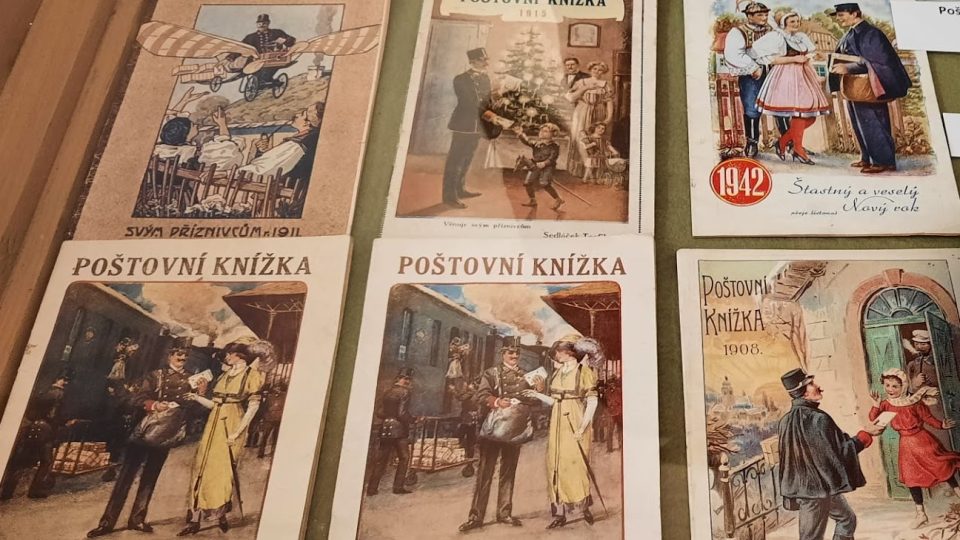 Poštovní knížky, které pošťáci dávali svým klientům. I ty jsou k vidění na filatelistické výstavě v Lomnici nad Popelkou