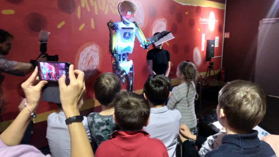 Robot Thespian předává v iQLandii dětem pololetní vysvědčení