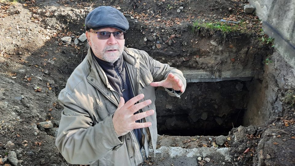 Archeolog Petr brestovanský u hrobů v parku v Budyšínské ulici v Liberci