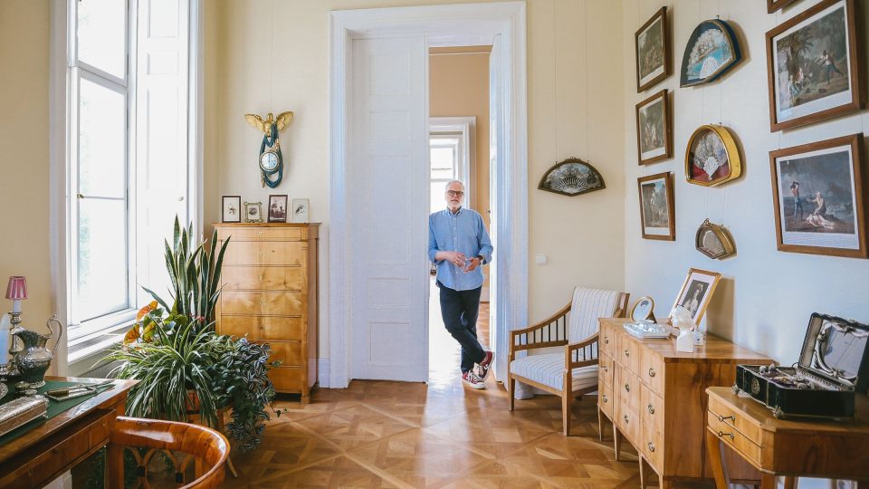 František Kinský ve dveřích mezi dámským budoárem a dámskou pracovnou na jižní straně zámku | foto: Jana Volková František Kinský ve dveřích mezi dámským budoárem a dámskou pracovnou na jižní straně zámku