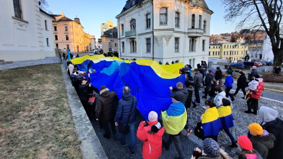 Obří ukrajinskou vlajku nesly desítky lidí ze sokolovny na Mírové náměstí v Jablonci nad Nisou