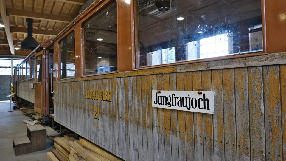 Soupravu ze Švýcarska, která jezdila na Jungfraujoch, nejvýš položenou vlakovou zastávku v Evropě je k vidění ve výtopně Kořenov