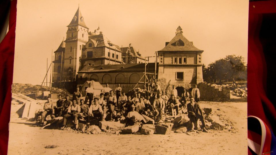 Dobový snímek ze stavby Kramářovy vily ve Vysokém nad Jizerou