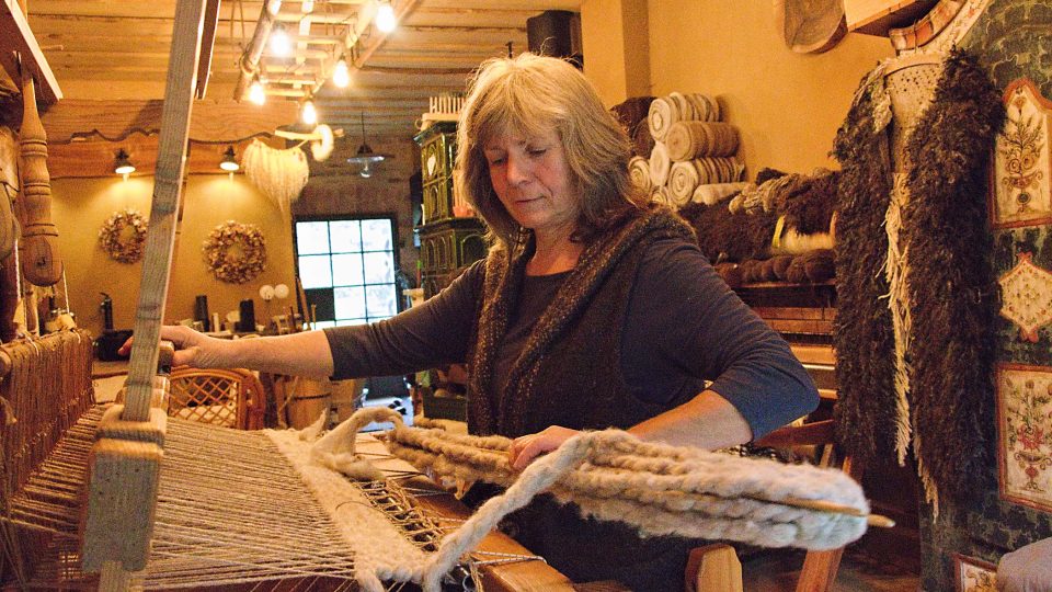 Jana Voháňková v Arnolticích zpracovává vlnu ovcí, které sama chová