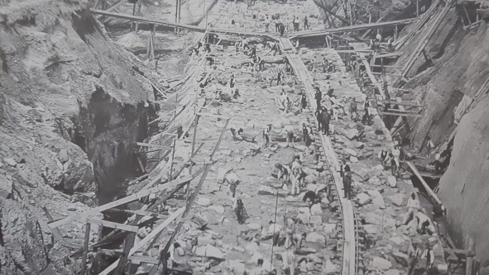 Dobový snímek z výstavby přehrady v Bedřichově