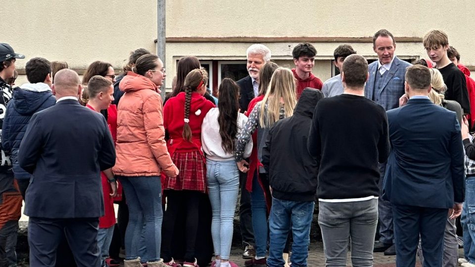 Prezidenta Petra Pavla přišli pozdravit obyvatelé Tanvaldu | foto: Kateřina Kubíčková, Český rozhlas Prezidenta Petra Pavla přišli pozdravit obyvatelé Tanvaldu