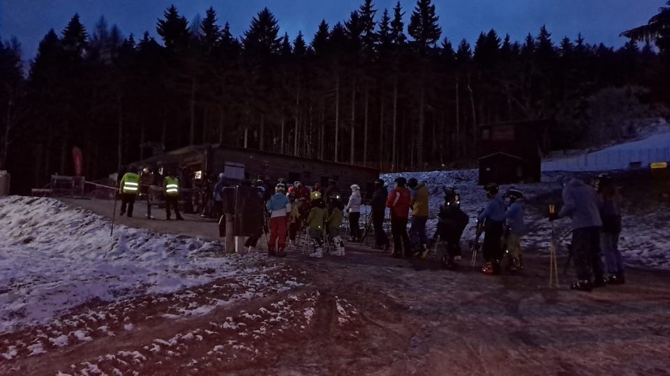 První lyžaři přišli otestovat novou sjezdovku na Ještědu ještě za tmy