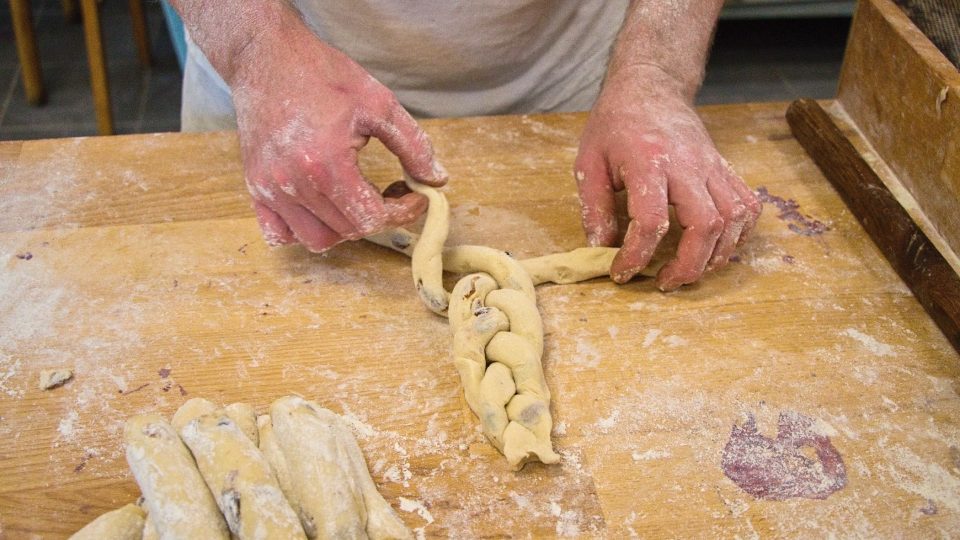 Jak se peče skládaná vánočka v pekárně ve Velkých Hamrech