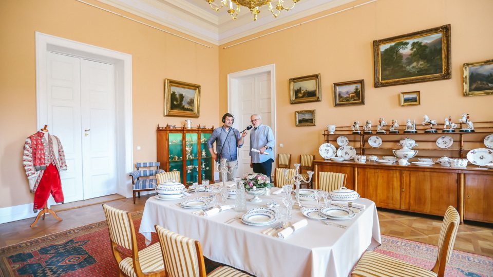 Při prohlídce zámecké jídelny s původním mobilářem kosteleckého zámku a sbírkou porcelánu. Vášeň sbírat porcelán podědil František Kinský po svém otci | foto: Jana Volková Při prohlídce zámecké jídelny s původním mobilářem kosteleckého zámku a sbírkou porcelánu. Vášeň sbírat porcelán podědil František Kinský po svém otci