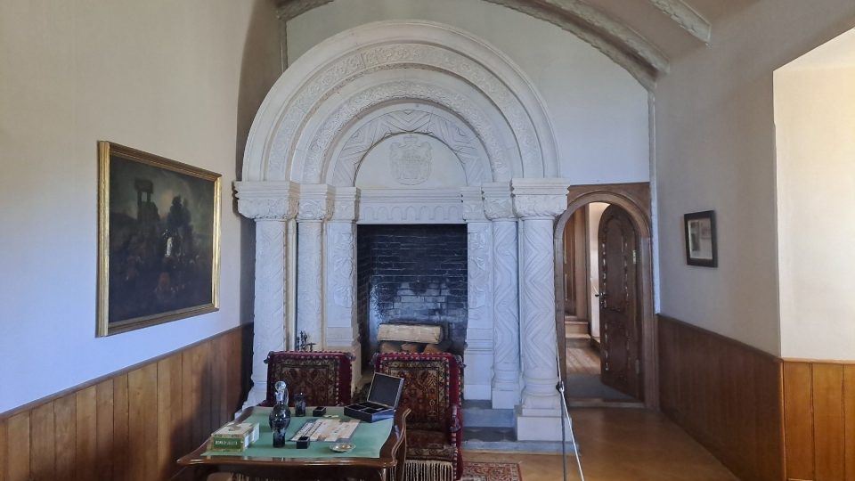 V knihovně uvidíte unikátní krb, který je kopií románského portálu kostela v polské Vratislavi | foto: Romana Kubicová, Český rozhlas V knihovně uvidíte unikátní krb, který je kopií románského portálu kostela v polské Vratislavi