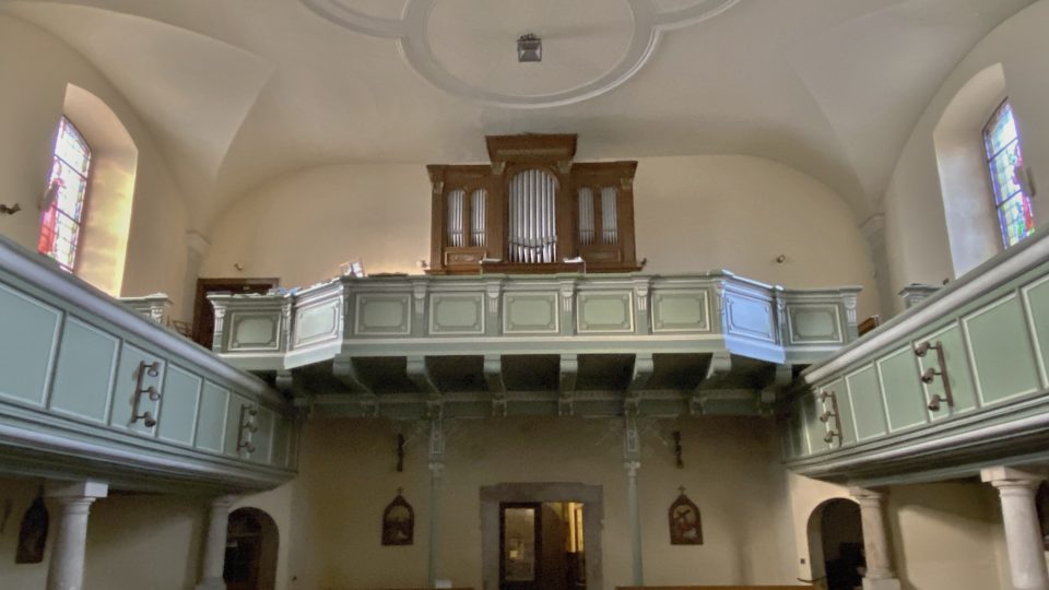 Interiér kostela s varhany