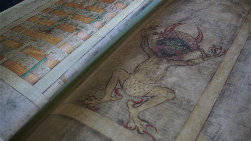 Ďábel v kopii největší rukopisné knihy na světě (Codex Gigas) v klášterní knihovně