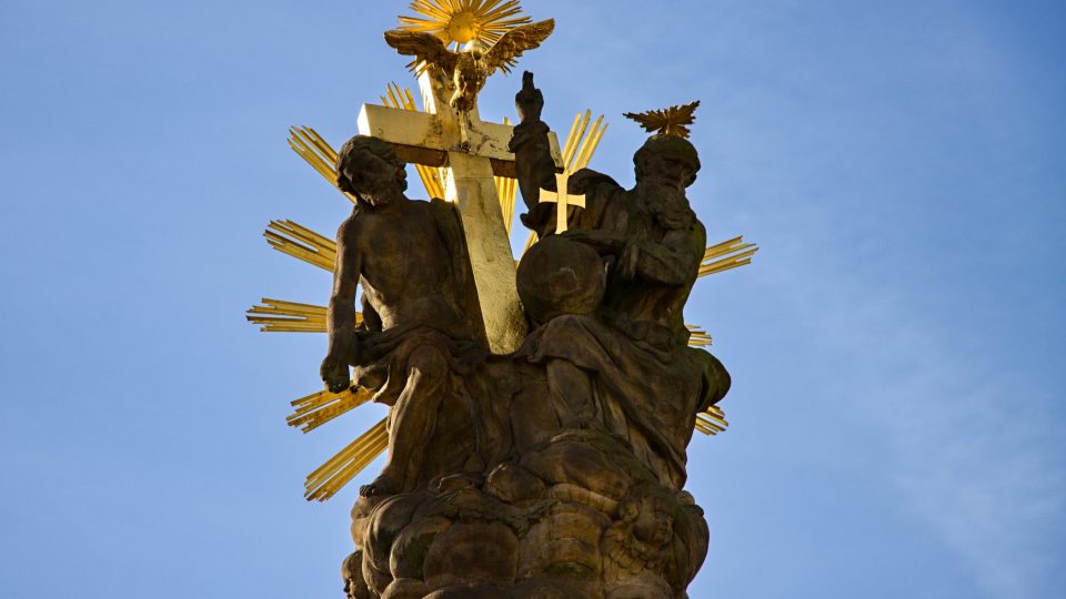 Nejsvětější trojice na vrcholu morového sloupu na náměstí Svobody v Zákupech
