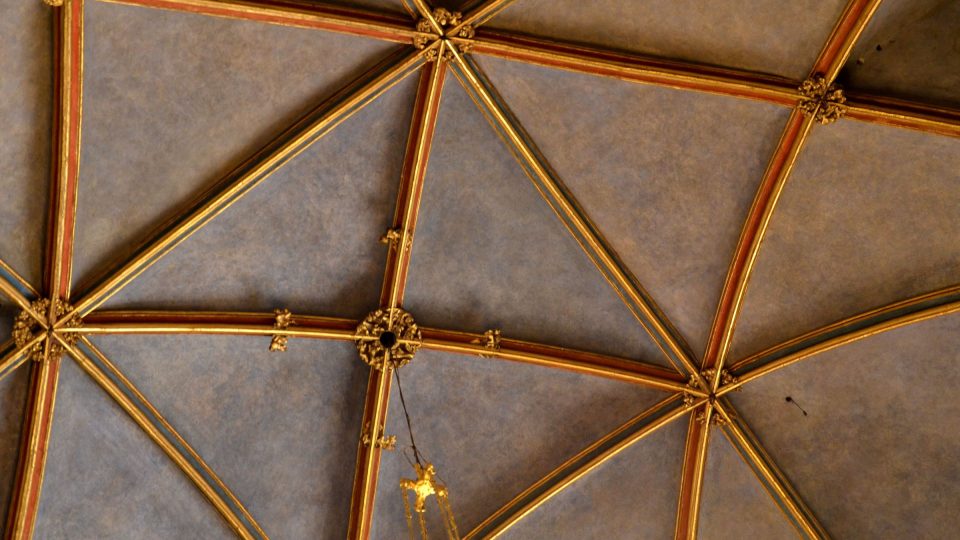 Nebesky modrá klenba kaple působní lehkým dojmem