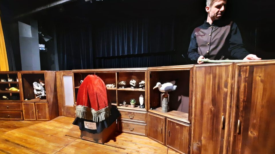 Scéna inscenace Dodo v Naivním divadle v Liberci, během hry se proměňuje a loutkohru doprovází řada efektů
