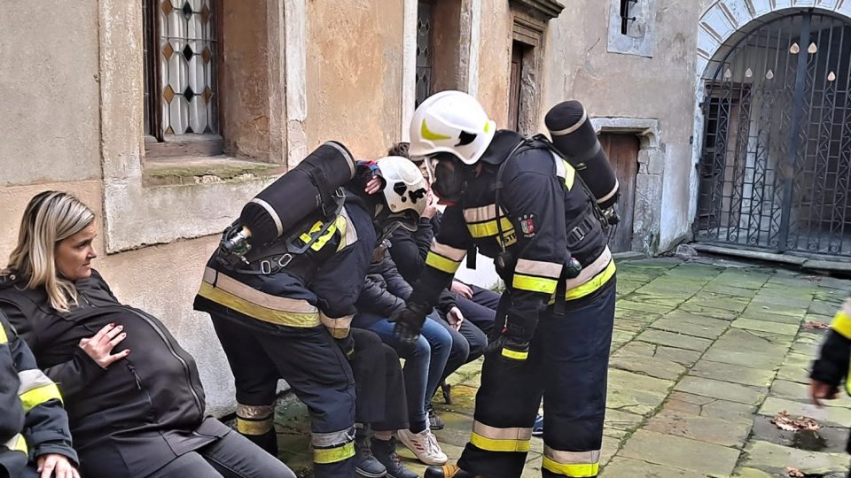 Na dvoře frýdlantského zámku vytvořili hasiči při cvičení seřadiště evakuovaných návštěvníků, tam by je pak třídili podle závažnosti jejich stavu
