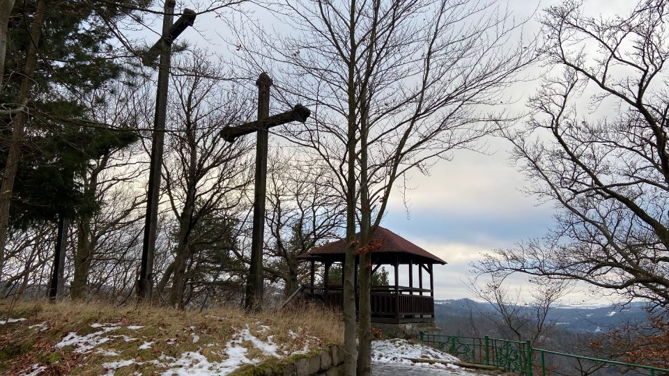 V blízkosti najdete i známou vyhlídku Tři kříže