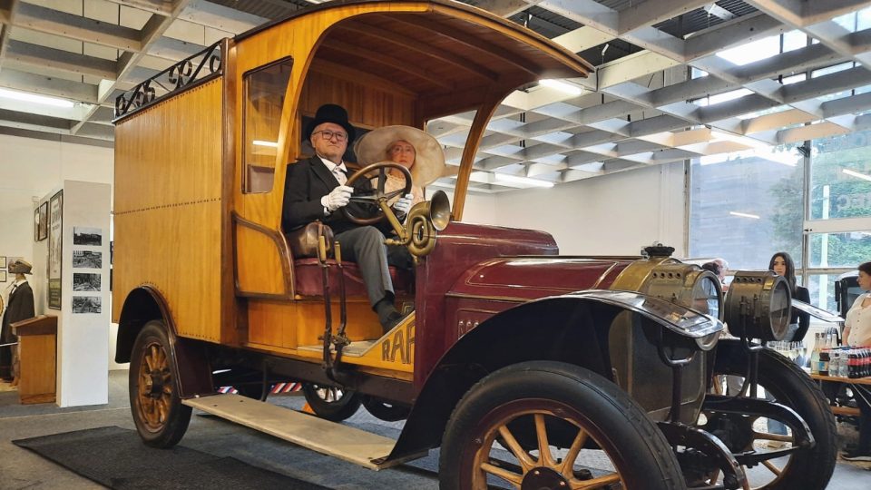 Technické muzeum vystavuje historický automobil RAF typu 18/22