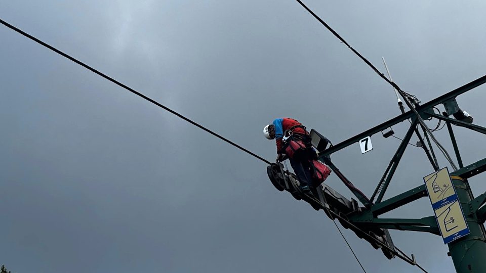 Záchranáři v Rejdicích nacvičovali záchranu lidí z lanovky