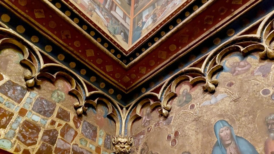 Výzdobu stěn dělí výrazná vodorovná římsa na dvě části | foto: Jolana Nováková, Český rozhlas Výzdobu stěn dělí výrazná vodorovná římsa na dvě části