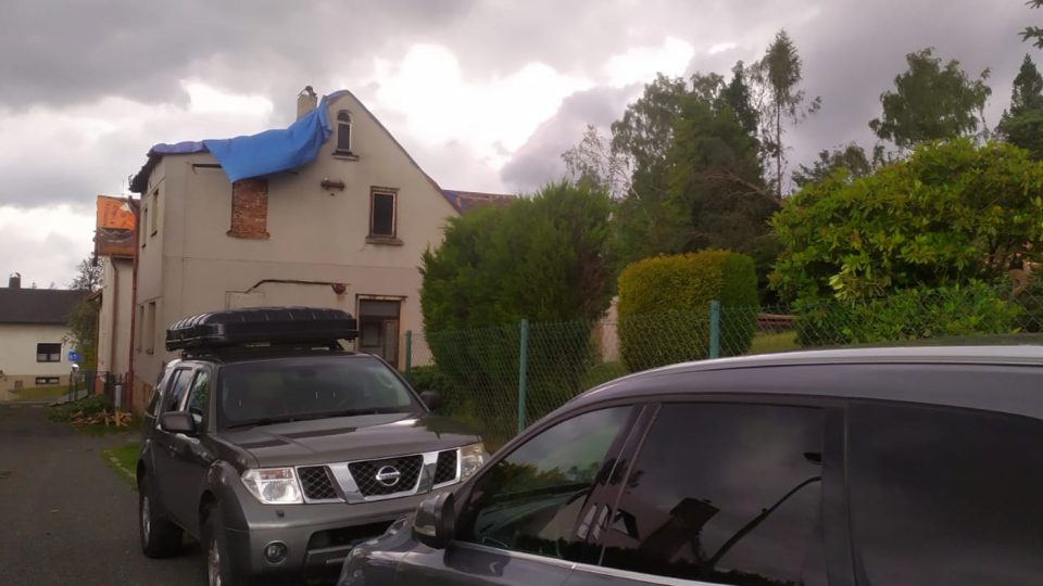 Jedna z bouří poškozených střech v Jablonci nad Nisou