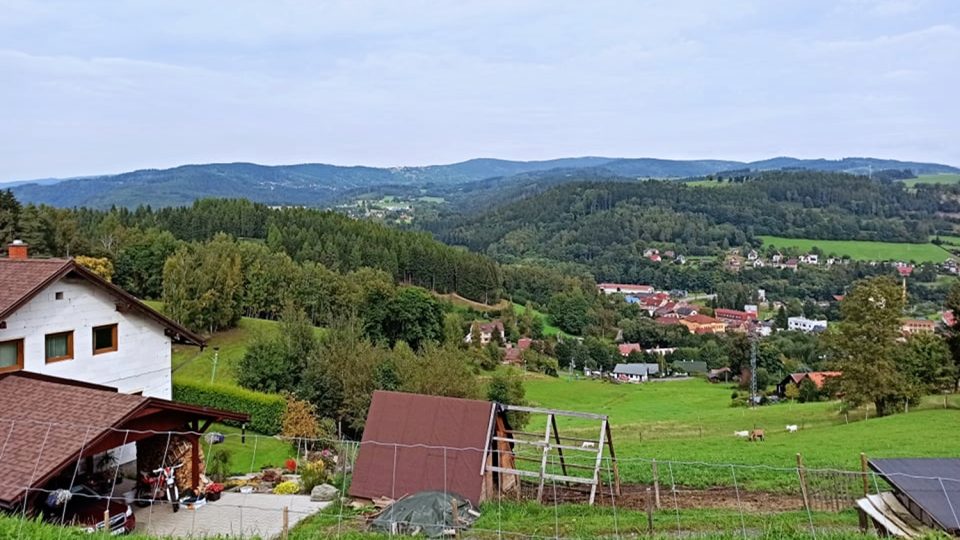 Rodinná farma Filoun nad obcí Plavy