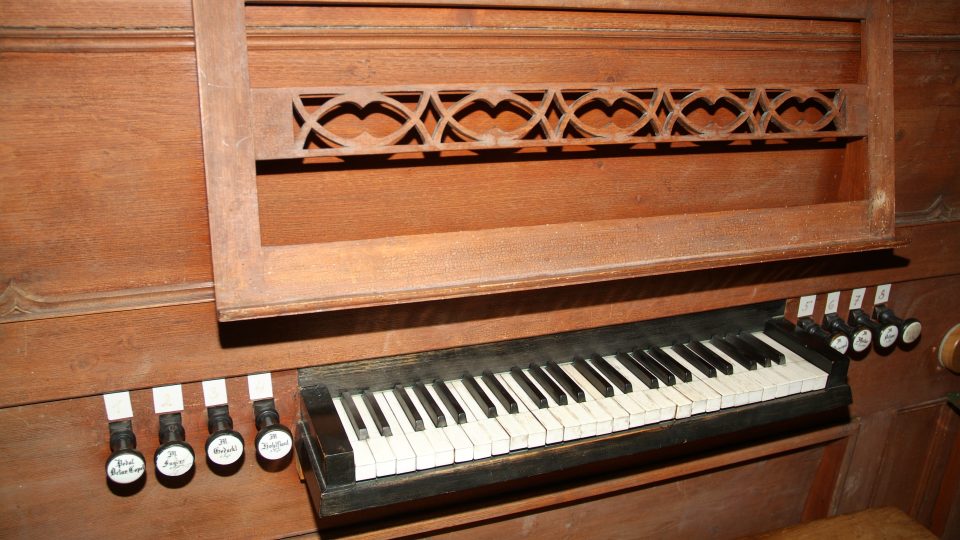 Varhany v zámecké kapli na Sychrově, na kterých Antonín Dvořák komponoval