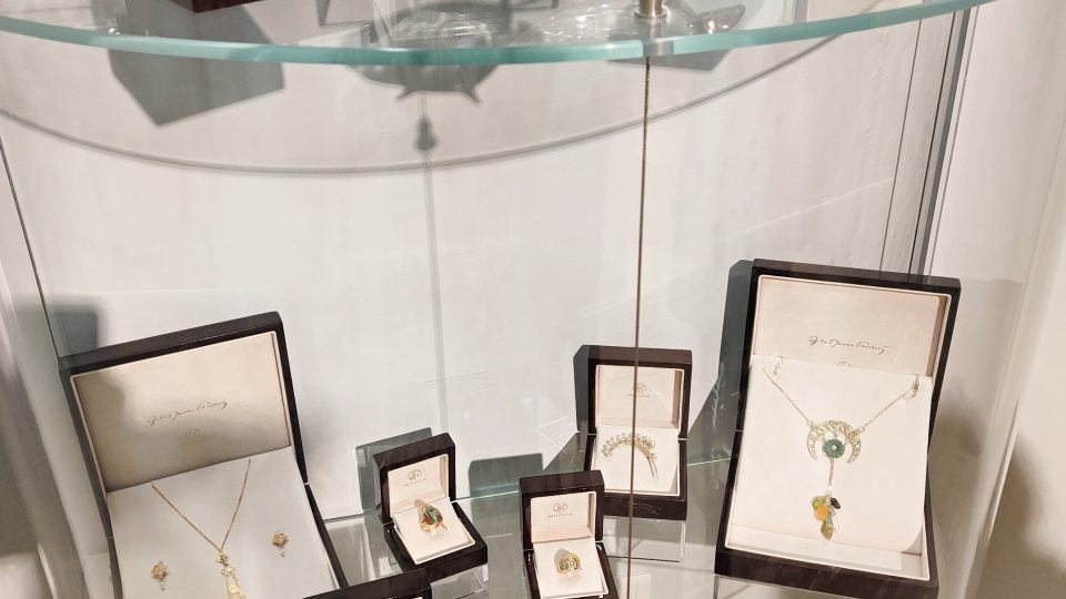 Kolekce secesních šperků s granáty Česká asociace starožitníků