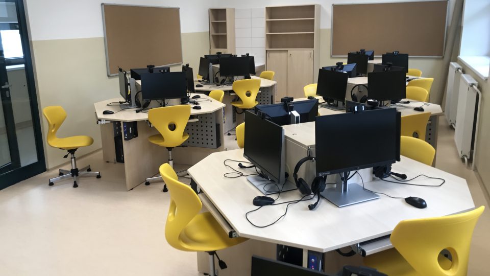 Nová moderně vybavená počítačová učebna s takzvanými „učebními hnízdy“
