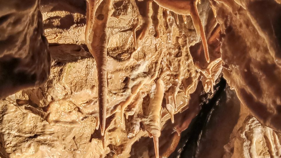 Krápník rostoucí směrem dolů - stalaktit