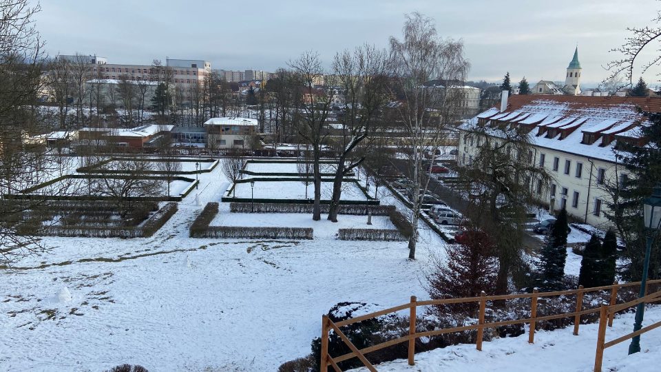 Pohled z vyhlídky na areál klášterní zahrady