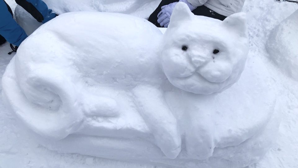 Kočka. Jedna ze sněhových soch ve vratislavické Náhorní ulici