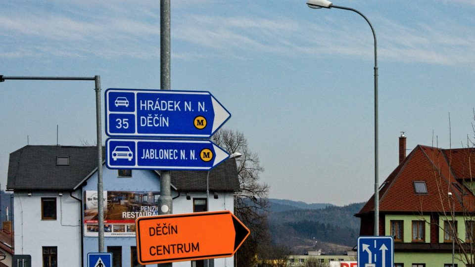 I/35 Liberec - značení objízdné trasy na kruhovém objezdu v Rochlici