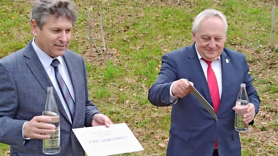 Každý z primátorů je patřičně hrdý (zleva J. Čeřovský - Jablonec nad Nisou, J. Zámečník - Liberec)